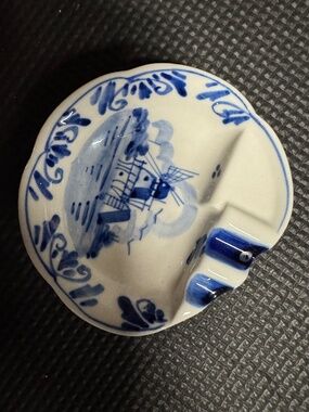 Vintage Delft Blue ceramic ashtray featuring a classic Dutch wind